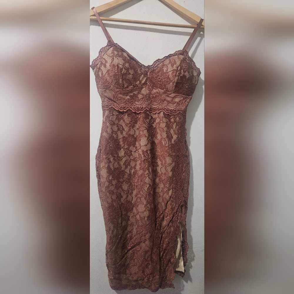 Windsor Lace Midi Dress in Mauve - Picture 3 of 5